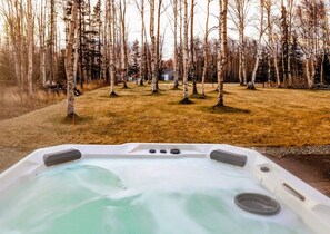 Outdoor spa tub - The Hangar House ~ Hot Tub, Sauna, Pool Table (Wasilla)