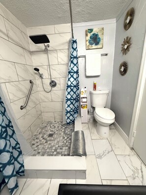 Secadora de cabello, toallas, jabón, papel de baño