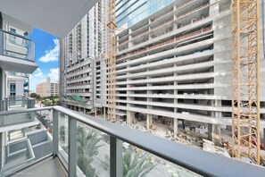 Property grounds - Modern 1BR Crosby Gem - Steps to Brightline & Arena (Miami)