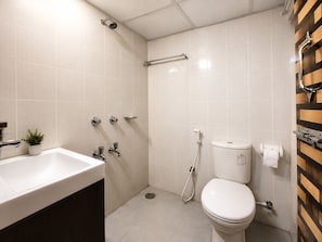 Ein Badezimmer mit Waschbecken, Toilette und Duschbereich.