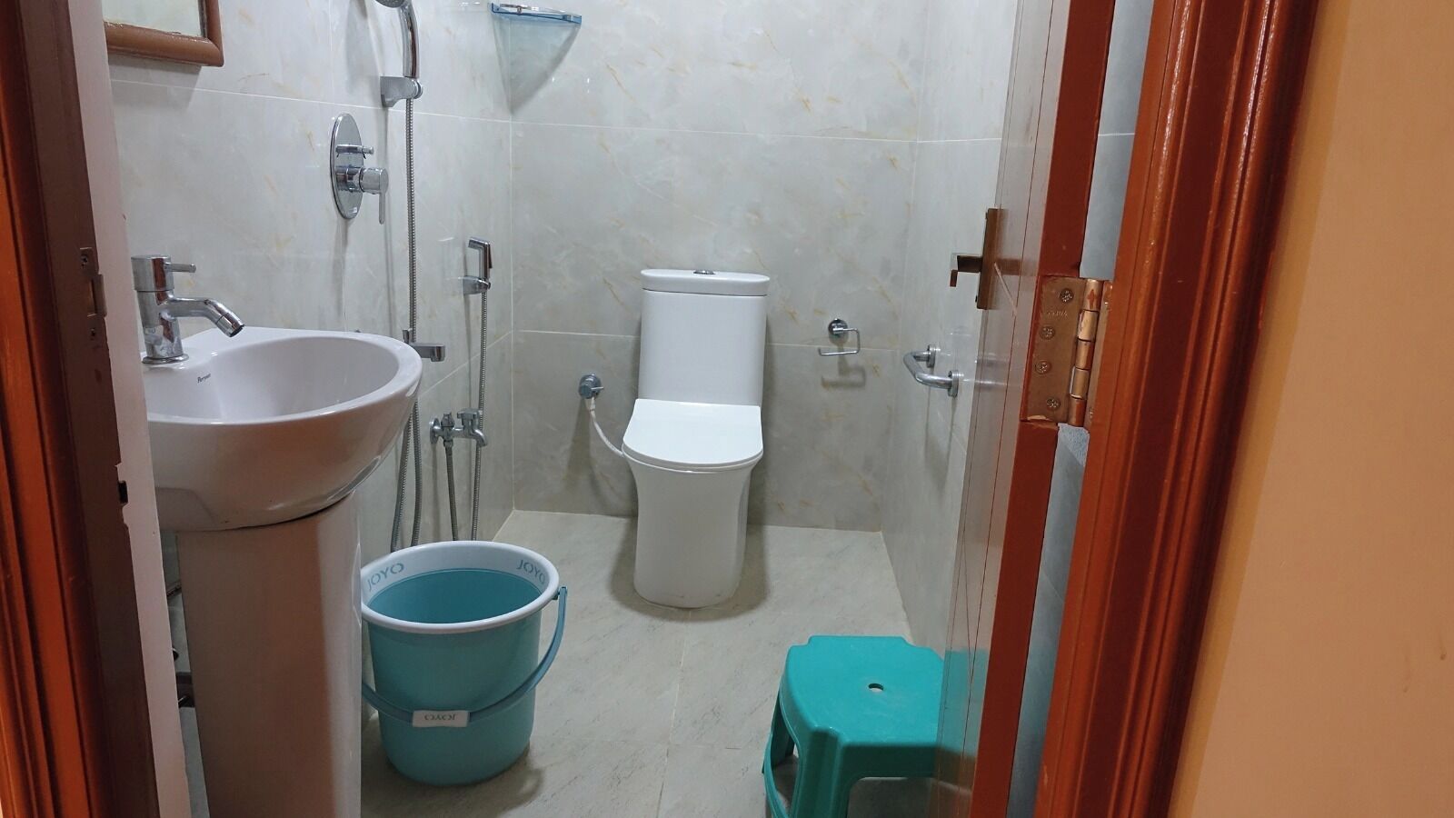 Ducha, toallas, jabón y champú