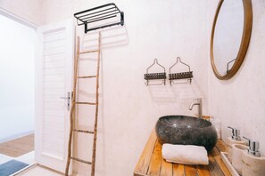 Shower, hair dryer, towels, soap - Sukacita Hill (Pecatu)