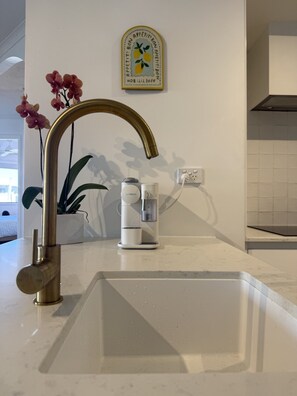 Douche, séchoir à cheveux, serviettes fournies, savon