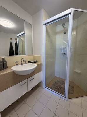 Shower, hair dryer, towels, soap - Stylish, family friendly apartment in the heart of Mermaid Beach (Mermaid Beach)