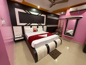Hypo-allergenic bedding, desk, soundproofing, free WiFi - Hotel Galaxy International Puri  (Puri)