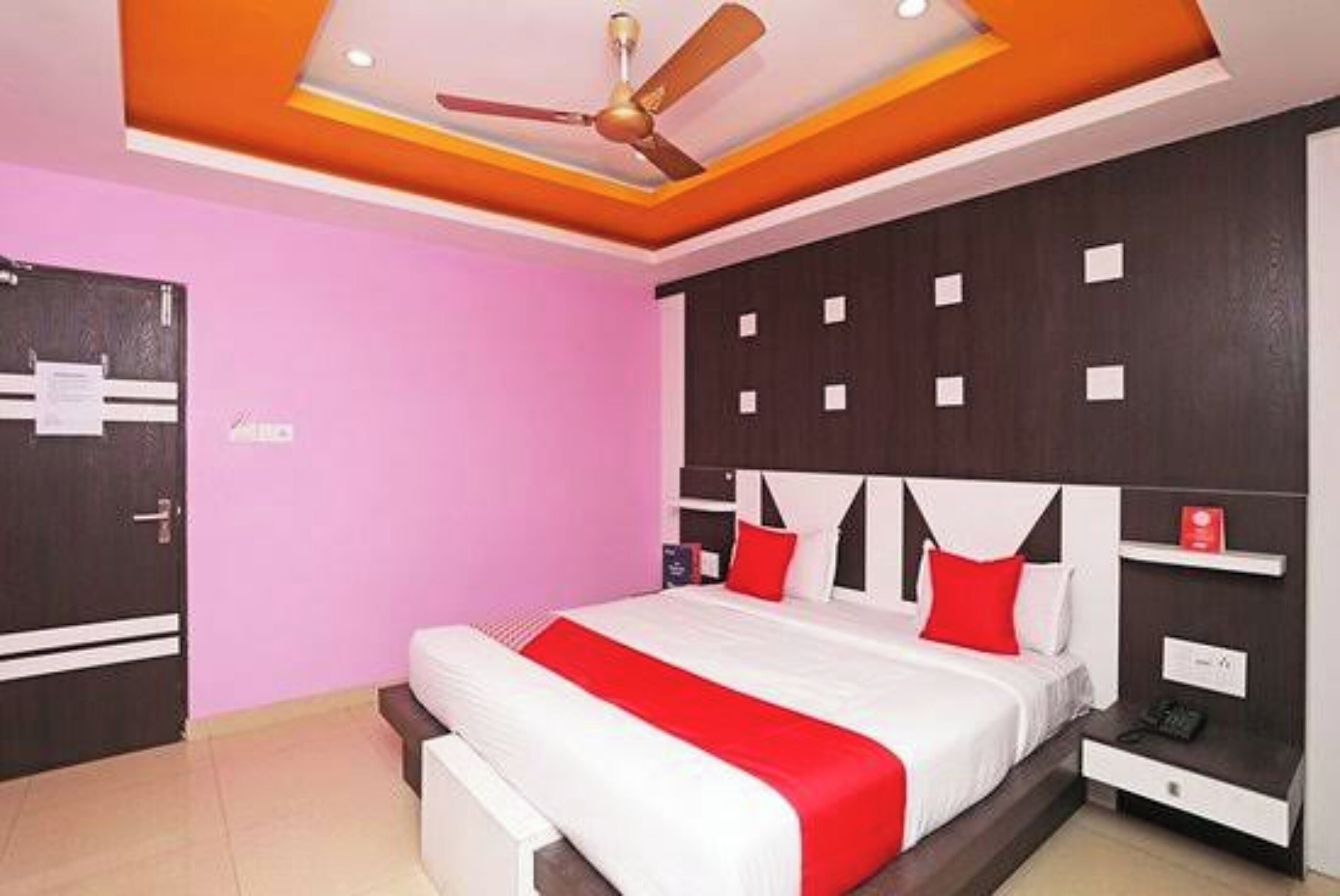 Peralatan tempat tidur hipoalergenik, meja, kalis bunyi, Wi-fi percuma 