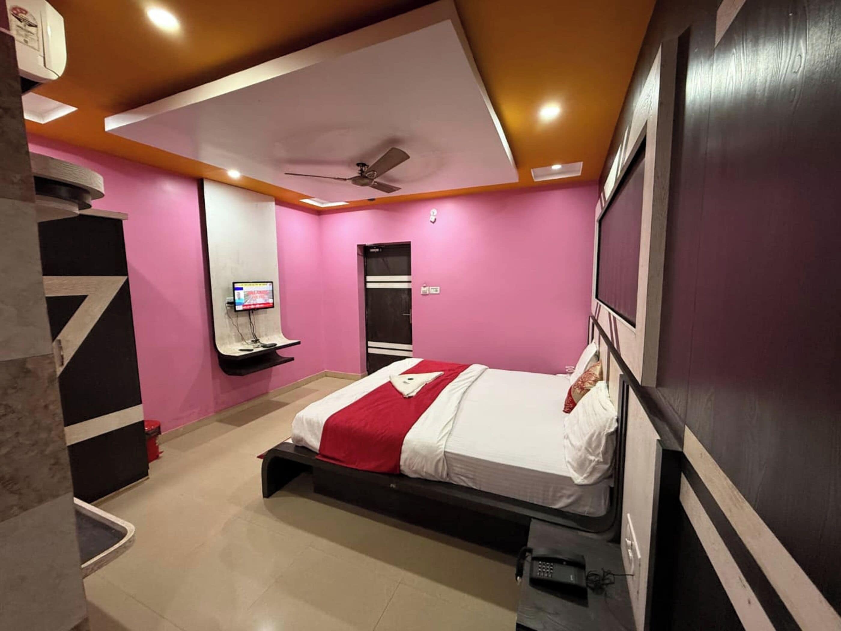 Peralatan tempat tidur hipoalergenik, meja, kalis bunyi, Wi-fi percuma 