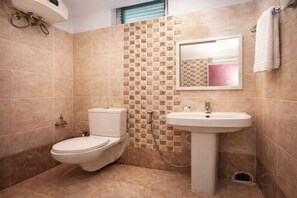 Dusj, regndusjhode, tøfler og håndklær