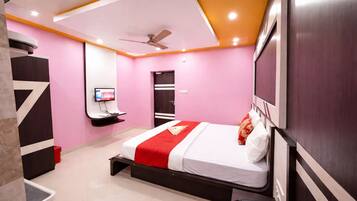 Hypo-allergenic bedding, desk, soundproofing, free WiFi