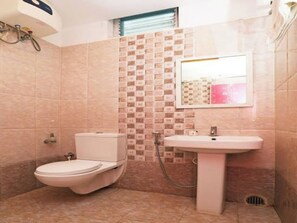 Pancuran mandi, hulu semburan mandi hujan, selipar, tuala disediakan 