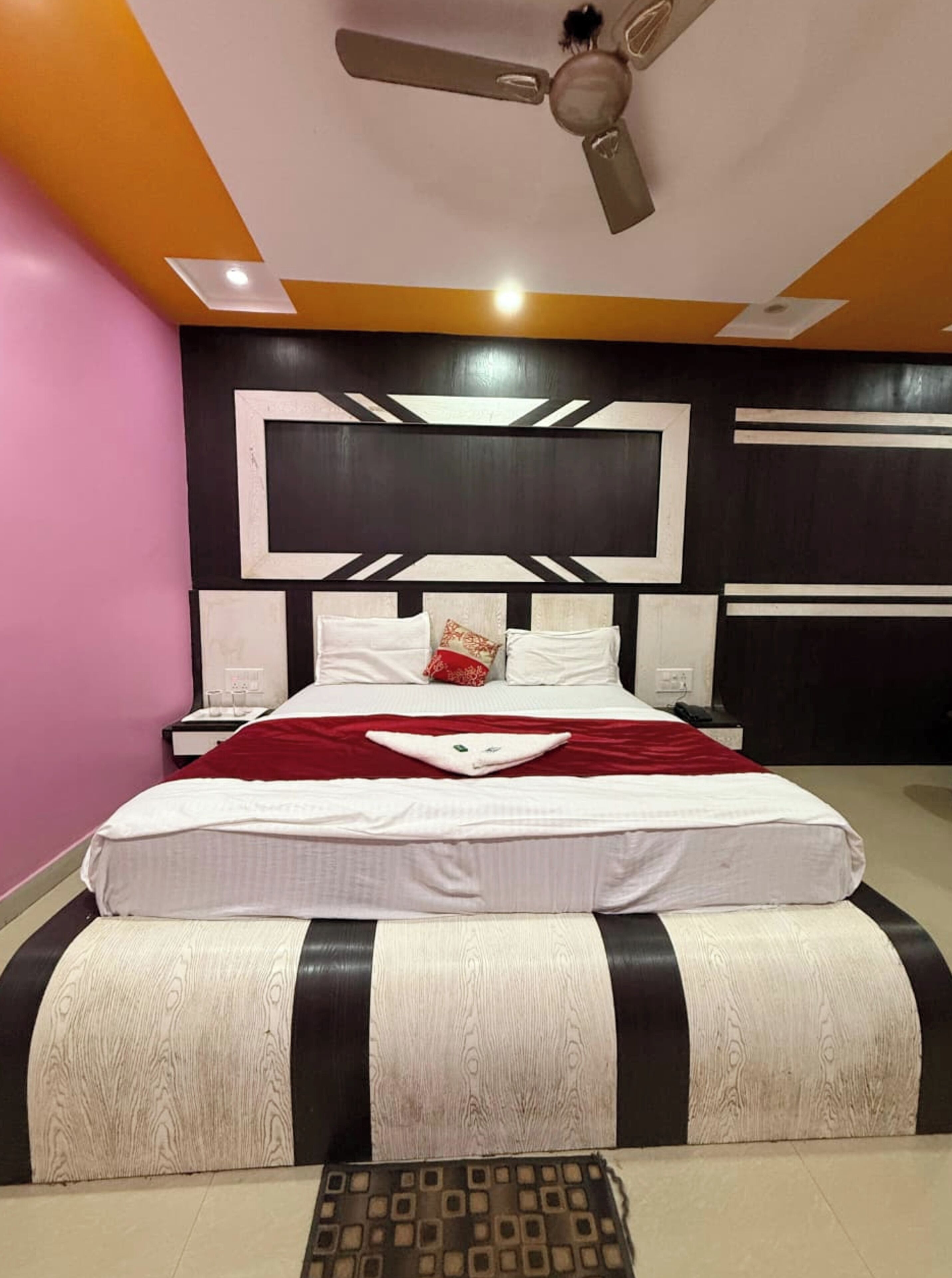 Deluxe Double Room, Berbilang Katil | Peralatan tempat tidur hipoalergenik, meja, kalis bunyi, Wi-fi percuma 