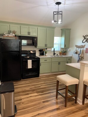 Private kitchen - Cozy 2-bedroom apartment in charming Allenhurst. Minutes away from Ft Stewart. (Allenhurst)