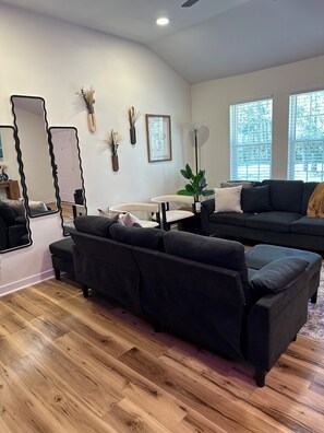 Living area - Cozy 2-bedroom apartment in charming Allenhurst. Minutes away from Ft Stewart. (Allenhurst)