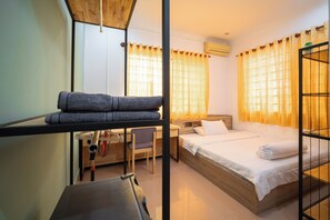 Chambre Standard, 1 grand lit, vue sur le jardin | Literie hypoallergénique, lit avec matelas à plateau-coussin, bureau