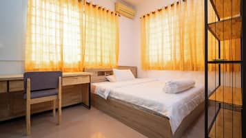 Standard Room, 1 Queen Bed, Garden View | Hypo-allergenic bedding, pillowtop beds, desk, laptop workspace