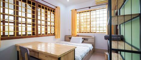 Hypo-allergenic bedding, pillowtop beds, free WiFi, bed sheets