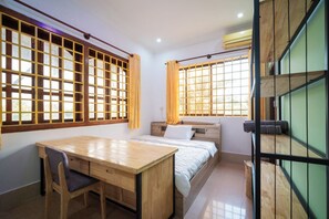 Peralatan tempat tidur hipoalergenik, tilam berlapik, meja 