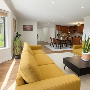 TV, fireplace - Ocean View · Scenic Trails, Cycling & Skiing · NON-BASEMENT 3B2B Suite  West Van (West Vancouver)