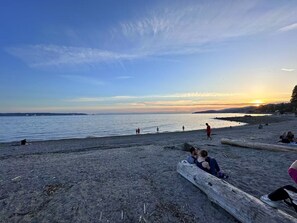 Beach - Ocean View · Scenic Trails, Cycling & Skiing · NON-BASEMENT 3B2B Suite  West Van (West Vancouver)