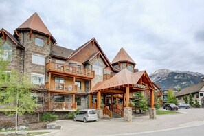Exterior - Stunning 2BR with Pool, Hot Tub & Gym (Canmore)