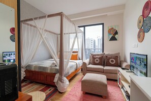 1 bedroom, iron/ironing board, WiFi, bed sheets - Sunny Cosy one-bedroom studio in charming Nairobi with fitness room and pool (Nairobi)