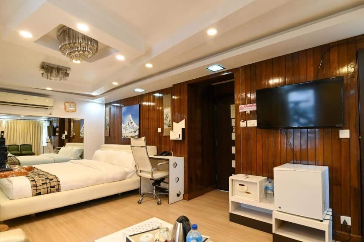 Executive Suite, Balcony | In-room safe, soundproofing, iron/ironing board, WiFi (free)