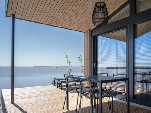 Guesthouse with sauna and lake views