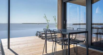 Guesthouse with sauna and lake views