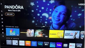 Een televisie met een streamingdienst interface, diverse apps en ingangen.