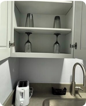 Interior - Lovely tiny 1-Bedroom house in private large spacious fenced Backyard. (Davenport)