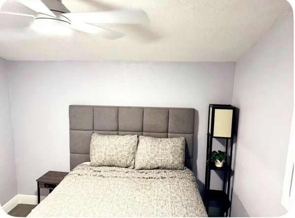 1 bedroom, Internet, bed sheets - Lovely tiny 1-Bedroom house in private large spacious fenced Backyard. (Davenport)