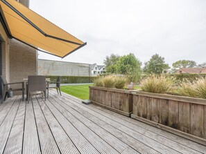 Outdoor dining - Ground-floor apartment with large garden (Westende)