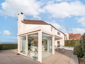Outdoor dining - Spacious holiday home close to the beach (Oostduinkerke)