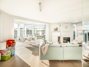 TV - Spacious holiday home close to the beach (Oostduinkerke)