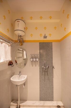 Douche, bidet, serviettes fournies, savon