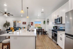 Fridge, microwave, oven, stovetop - Skyline 1710, Smart TVs, Community Amenities! (Washington)
