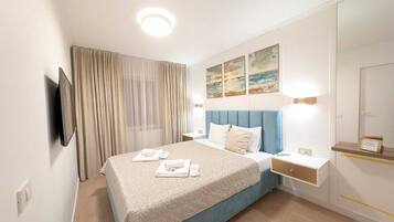 2 bedrooms, in-room safe, desk, iron/ironing board