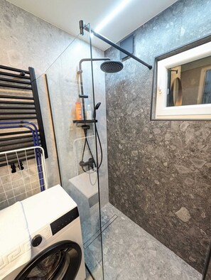Shower, hair dryer, towels, soap - Imedio Coral Apartment Aviatiei (București)