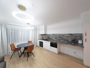 Fridge, microwave, oven, stovetop - Imedio Coral Apartment Aviatiei (București)