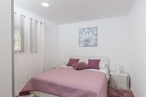 House | 3 bedrooms, iron/ironing board - Holiday Home Monika - Two Bedroom Holiday Home With Terrace and Sea View (Ston)