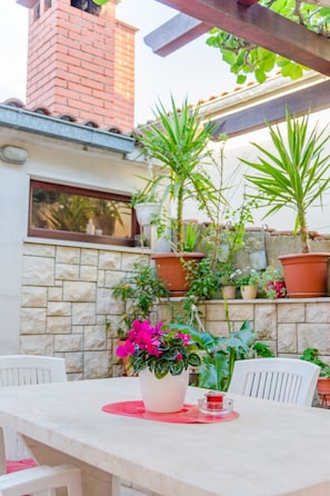 Apartment | Outdoor dining - Apartments Dada - One-bedroom Apartment With Terrace - (Supetar)