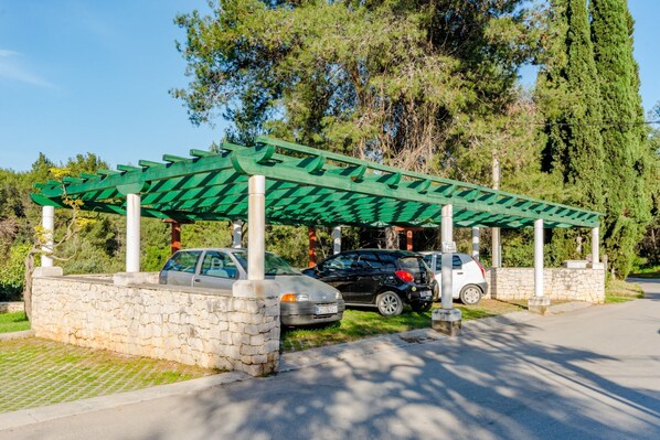 Apartment | Property grounds - Apartments Dada - One-bedroom Apartment With Terrace - (Supetar)