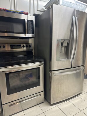 Microwave, oven, stovetop, dishwasher - Quiet & Cozy 
Tranquil 2-Bedroom/2 Bath House 
 Close to Downtown Houston (Missouri City)