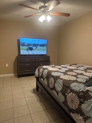 2 bedrooms, WiFi, bed sheets - Quiet & Cozy 
Tranquil 2-Bedroom/2 Bath House 
 Close to Downtown Houston (Missouri City)