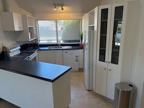 冰箱、微波炉、烤箱、洗碗机