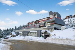 Exterior - Charming Mountain Condo Ski In/Out Access (Big White)