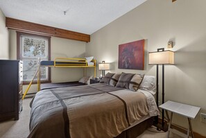 2 bedrooms, WiFi, bed sheets - Charming Mountain Condo Ski In/Out Access (Big White)