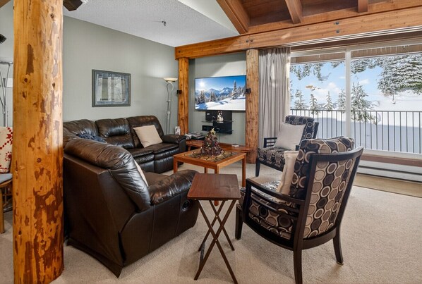 TV, fireplace - Charming Mountain Condo Ski In/Out Access (Big White)