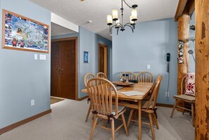 Dining - Charming Mountain Condo Ski In/Out Access (Big White)
