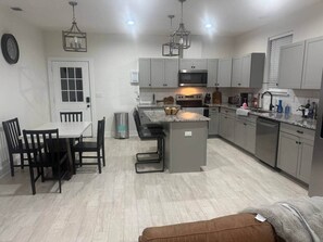 Jääkaappi, mikroaaltouuni, uuni, liesi